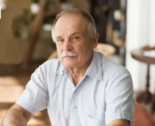 Мужчина, генеральный директор, сидит за столом в офисе