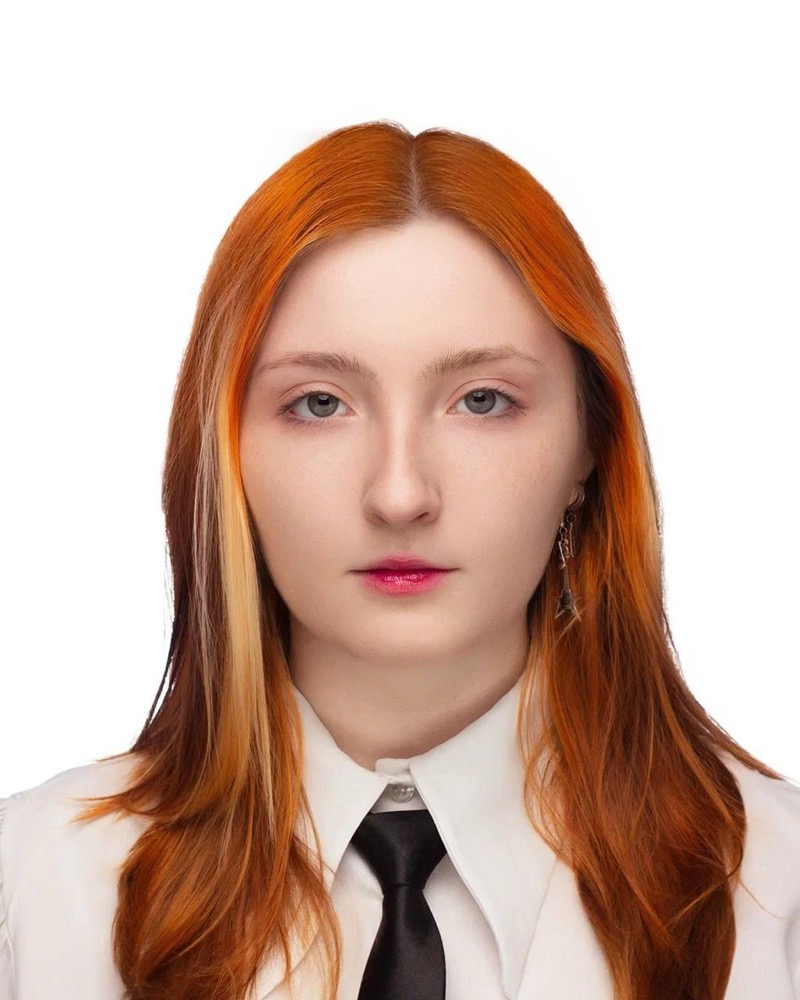 Женщина, заместитель директора, сидит за столом в офисе, красный пиджак