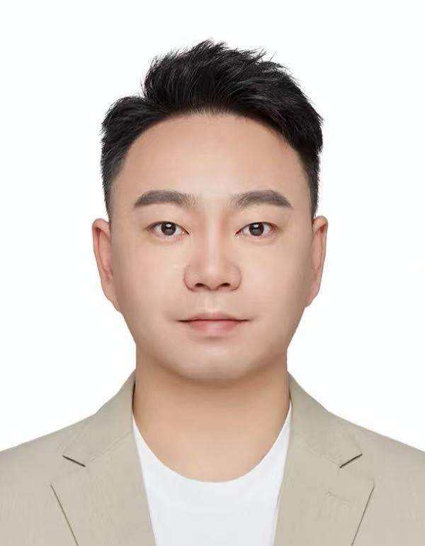 Мужчина, руководитель отдела, сидит за столом с ноутбуком и растением